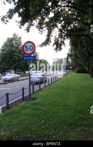 La limite de vitesse de 50 kilomètres par heure, même si les voitures sont conduit trop vite (l'effet de vitesse). Les voitures étaient en accélérant le long de la route. Banque D'Images