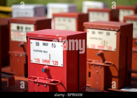 Lignes de l'excédent de boîtes à journaux s'asseoir derrière un bâtiment à Springdale, arche. Banque D'Images