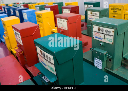 Lignes de l'excédent de boîtes à journaux s'asseoir derrière un bâtiment à Springdale, arche. Banque D'Images