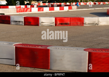 Bornes rouge et blanc à une piste de course de kart Banque D'Images