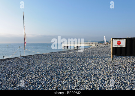 'Français propriété privée - n'entrez pas" sur une plage privée Banque D'Images