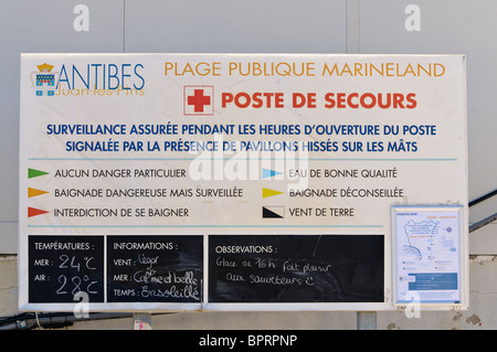 Information board sur une plage à Antibes, France Banque D'Images