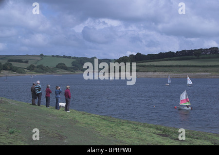 Spectateurs regardant des dériveurs de la rive du lac Wimbleball. Le Somerset. UK Banque D'Images