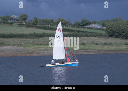 La voile canot sur le lac Wimbleball. Le Somerset. UK Banque D'Images