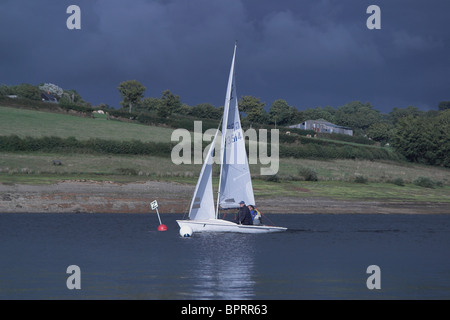 La voile canot sur le lac Wimbleball. Le Somerset. UK Banque D'Images