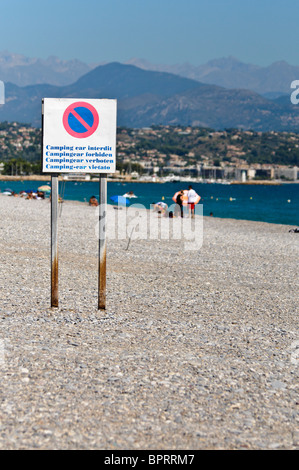 Inscrivez-vous à Antibes L'interdiction de camping-cars de la plage Banque D'Images