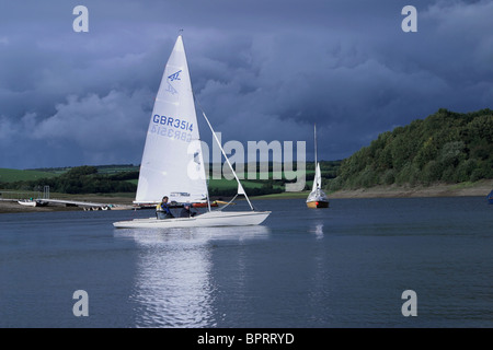 La voile canot sur le lac Wimbleball. Le Somerset. UK Banque D'Images