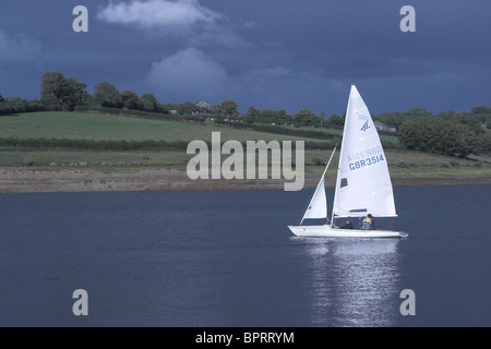 La voile canot sur le lac Wimbleball. Le Somerset. UK Banque D'Images