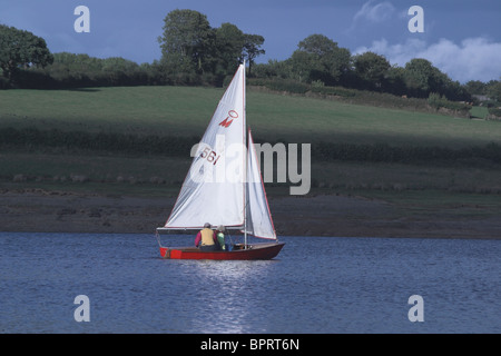 La voile canot sur le lac Wimbleball. Le Somerset. UK Banque D'Images