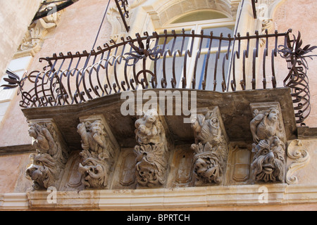 Les modillons Baroque d''un balcon dans Ragusa Ibla, Sicile, Italie Banque D'Images