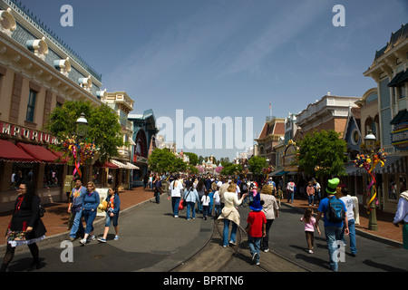 Des foules de touristes à pied le long de la rue Main, Disneyland avec des magasins de chaque côté, Disneyland, Anaheim, Californie Banque D'Images