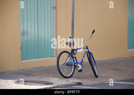 Location garée sur un trottoir bleu Banque D'Images