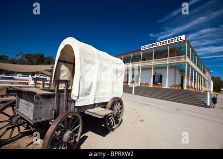 Wagon couvert en face de l'hôtel Cosmopolitan, Old Town San Diego, Californie, États-Unis d'Amérique Banque D'Images