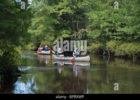 Canoë-kayak dans la rivière à gué dans les Pine Barrens du New Jersey Banque D'Images