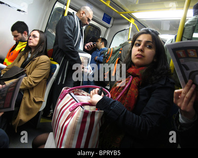 Les navetteurs sur un train à l'heure de pointe à Melbourne, Australie Banque D'Images