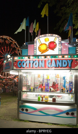 Un stand de barbe avec grande roue à l'arrière-plan la nuit, California Mid-State Fair, Paso Robles, Californie Banque D'Images