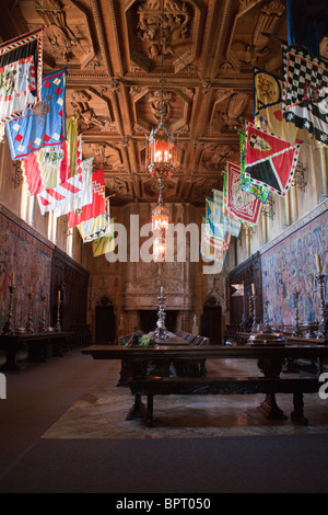 Réfectoire salle à manger avec des drapeaux et des tapisseries, de la casa grande, Hearst Castle, Californie, États-Unis d'Amérique Banque D'Images