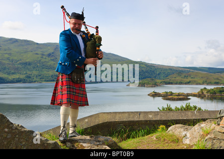 Joueur de cornemuse sur les Highlands écossais, près de l'île de Skye Banque D'Images