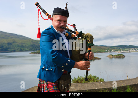 Joueur de cornemuse sur les Highlands écossais, près de l'île de Skye Banque D'Images