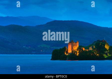 Les ruines pittoresques du Château d'Urquhart 2 miles de Drumnadrochit sur une péninsule rocheuse sur les rives du Loch Ness. Banque D'Images