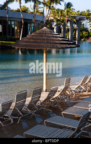 Longues sur une plage, l'hôtel Hilton Waikoloa Village, la Big Island, Hawaii, United States of America Banque D'Images