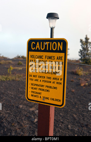 Panneau d'avertissement sur le danger de fumées volcaniques, Hawaii Volcanoes National Park, le Big Island, Hawaii, United States of America Banque D'Images