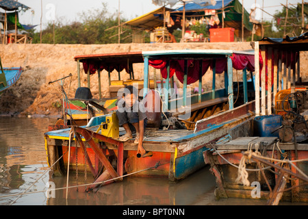 Garçon sur son bateau sur le lac Tonle Sap, près de Siem Reap, Cambodge Banque D'Images