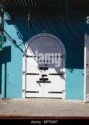 Porte d'un bâtiment d'entrepôt traditionnel sur la rue Main, Charlotte Amalie, St Thomas, Îles Vierges Américaines Banque D'Images