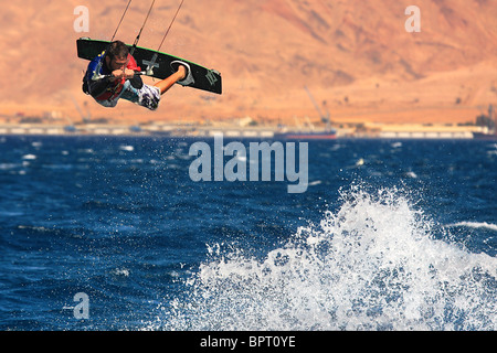 Saute par-dessus le kitesurfer non identifiés au cours de surf sur l'eau Mer Rouge 31 mars 2010 à Eilat, Israël Banque D'Images