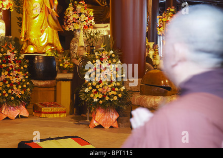 Moines priant lors d'une cérémonie au temple Guangxiao, Guangzhou, province de Guangdong, Chine Banque D'Images