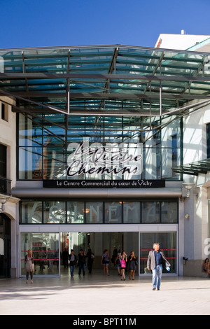 L'entrée de l'arcade "Quatre chemins', à Vichy (France). Entrée du centre commercial "Les Quatre Chemins" à Vichy. Banque D'Images