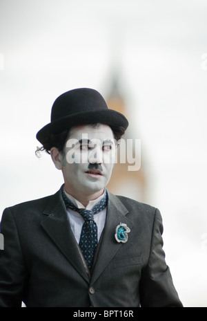 Imitateur de Charlie Chaplin avec Big Ben en arrière-plan, Londres. Banque D'Images