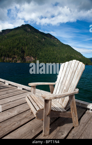 Chaise adirondack vide sur un quai, Crescent Lake, Olympic National Park, Washington, United States of America Banque D'Images