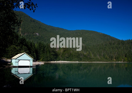 Boat House et de réflexion le long de la rive du lac Diablo, North Cascades National Park, Washington, United States of America Banque D'Images