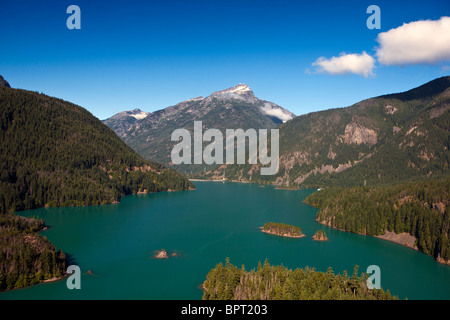 Vue aérienne du lac Diablo avec mountain, Parc National des North Cascades, Washington, États-Unis d'Amérique Banque D'Images