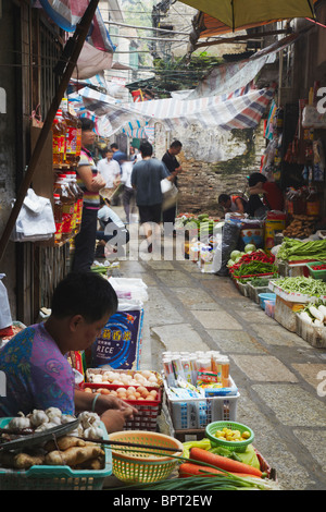 Les vendeurs de légumes le long de la ruelle étroite, Guangzhou, province de Guangdong, Chine Banque D'Images