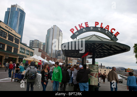 Les gens qui marchent autour de Pike Place Market, Seattle, Washington, États-Unis d'Amérique Banque D'Images