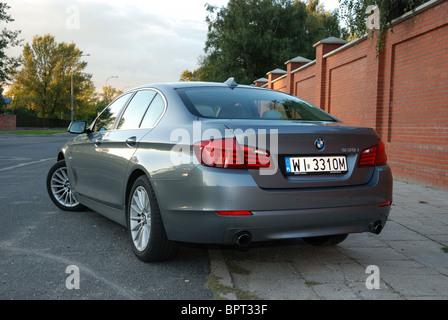 BMW 535i - 2010 - Mon argent métallisé - quatre portes (4D) - L'Allemand Premium berline de classe supérieure, E segment (segment exécutif) - Ville Banque D'Images