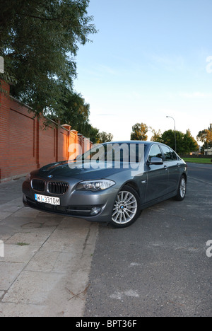 BMW 535i - 2010 - Mon argent métallisé - quatre portes (4D)- Prime berline de classe supérieur allemand, E segment (segment executive) - Ville Banque D'Images