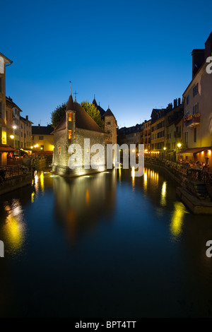 L'ancienne prison d'Annecy, le Palais de l'isle, au crépuscule. Banque D'Images