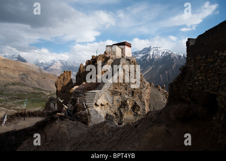 Une tour à l'ancien monastère de Dhankar est définie sur un fond de l'Himalaya. Banque D'Images