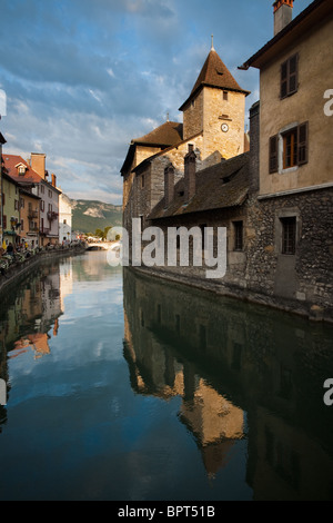 Une prison médiévale merveilleusement entretenu dans le centre-ville historique d'Annecy. Banque D'Images