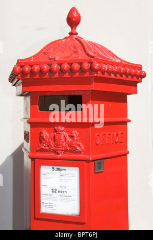 Post box rouge à Tenby, Pays de Galles du Sud Banque D'Images