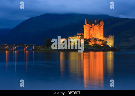 Le Château d'Eilean Donan célèbre à l'heure bleue après le coucher du soleil, de l'Écosse Banque D'Images