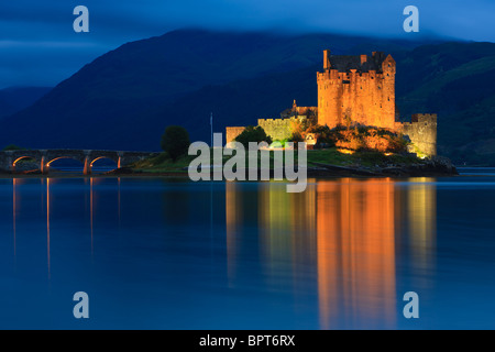 Le Château d'Eilean Donan célèbre à l'heure bleue après le coucher du soleil, de l'Écosse Banque D'Images