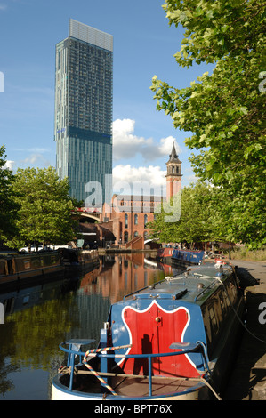 Le Castlefield Manchester bassin du canal avec la Beetham Tower dans l'arrière-plan sous le soleil d'été Banque D'Images