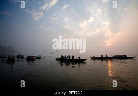 Bateaux remplis de touristes sur le fleuve Gange Varanasi tôt le matin, à l'Uttar Pradesh, Inde. Banque D'Images