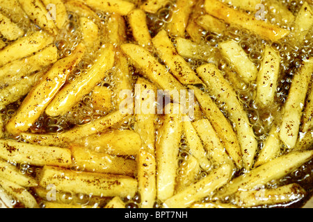 - Pommes de terre frites dans l'huile chaude Banque D'Images