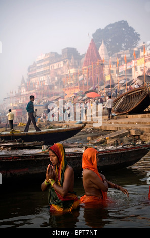 Femme indienne prie dans le Gange, Dasaswamedh Ghat, Varanasi, Uttar Pradesh, Inde. Banque D'Images