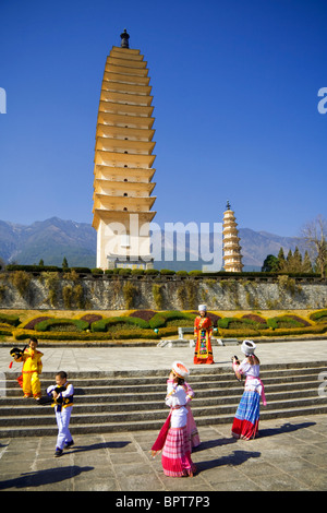 Les touristes chinois jouer en costumes en face des Trois Pagodes, San Ta, Dali, Yunnan, Chine Banque D'Images
